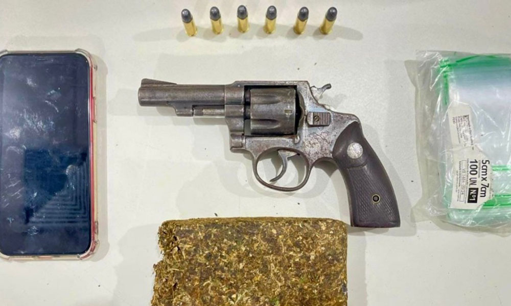 Homem é preso com arma e drogas após perseguição no Bairro Brasil, em Vitória da Conquista