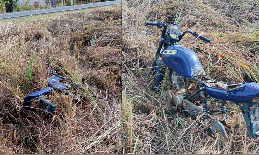 Motocicleta furtada em 2023 é encontrada abandonada às margens da BR-122, em Pindaí