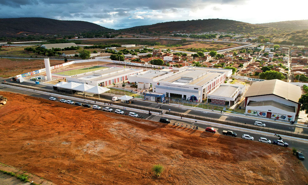 Governo da Bahia entrega nova escola de tempo integral e amplia investimentos em Brumado