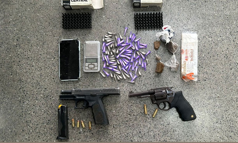 Suspeito é preso com armas e drogas após denúncia de disparos em Jequié