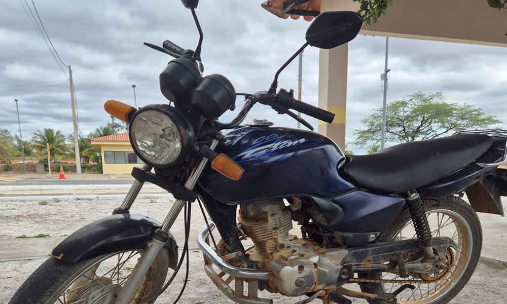 CIPRv apreende motocicleta com restrição judicial durante fiscalização em Tanhaçu