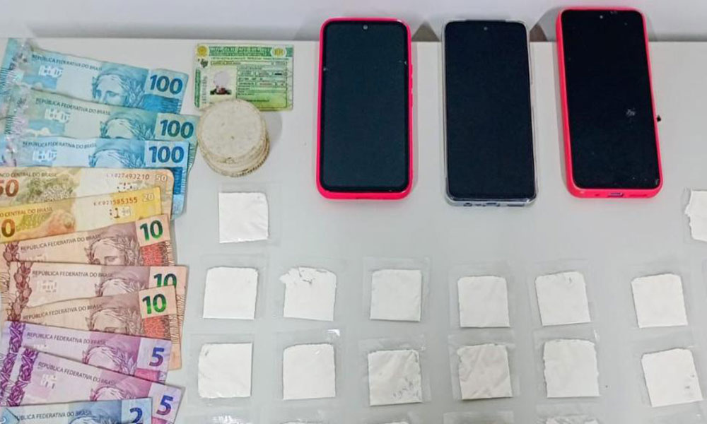 PM apreende drogas, dinheiro e celulares durante mandado de busca e apreensão em Macaúbas