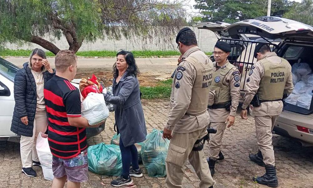 Policiais da 77ª CIPM doam cestas básicas a famílias em vulnerabilidade em Vitória da Conquista