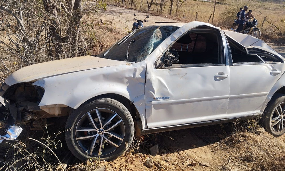 Jovem fica ferido após carro capotar na zona rural de Urandi