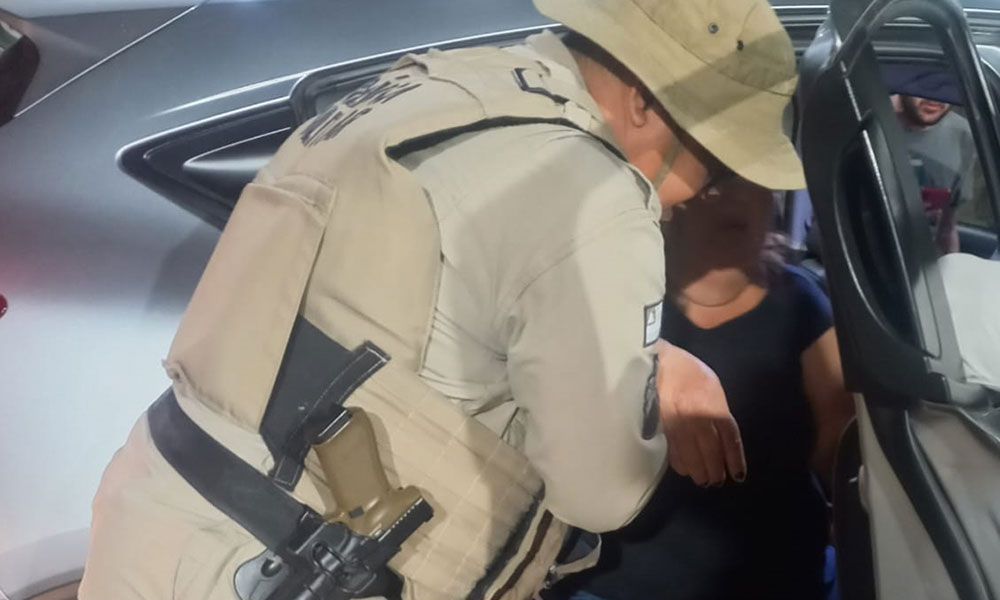 Policiais da CIPRv prestam socorro a idosa com suspeita de infarto na BA-262, em Brumado