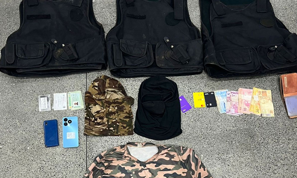 Homem com mandado de prisão é detido com coletes balísticos e roupas táticas em Jequié