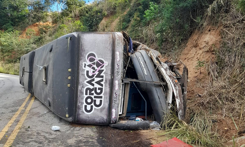 Ônibus da banda Coração Cigano tomba e deixa ao menos três feridos em estado grave no sudoeste da Bahia