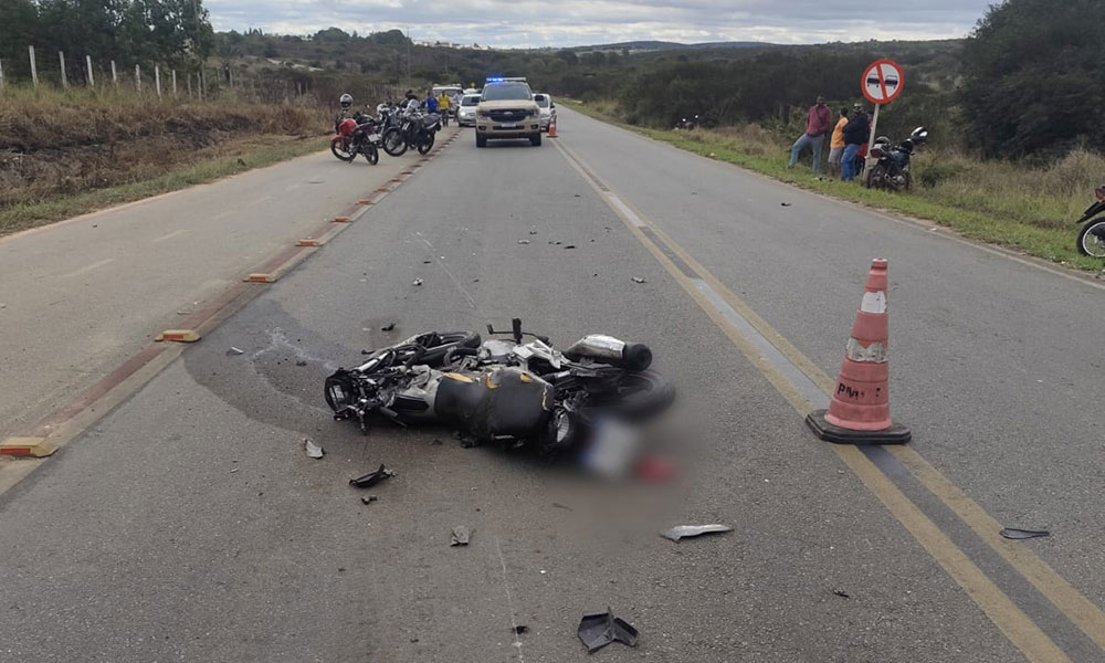 Motociclista morre após colisão frontal com carro na BA-262, entre Poções e Nova Canaã