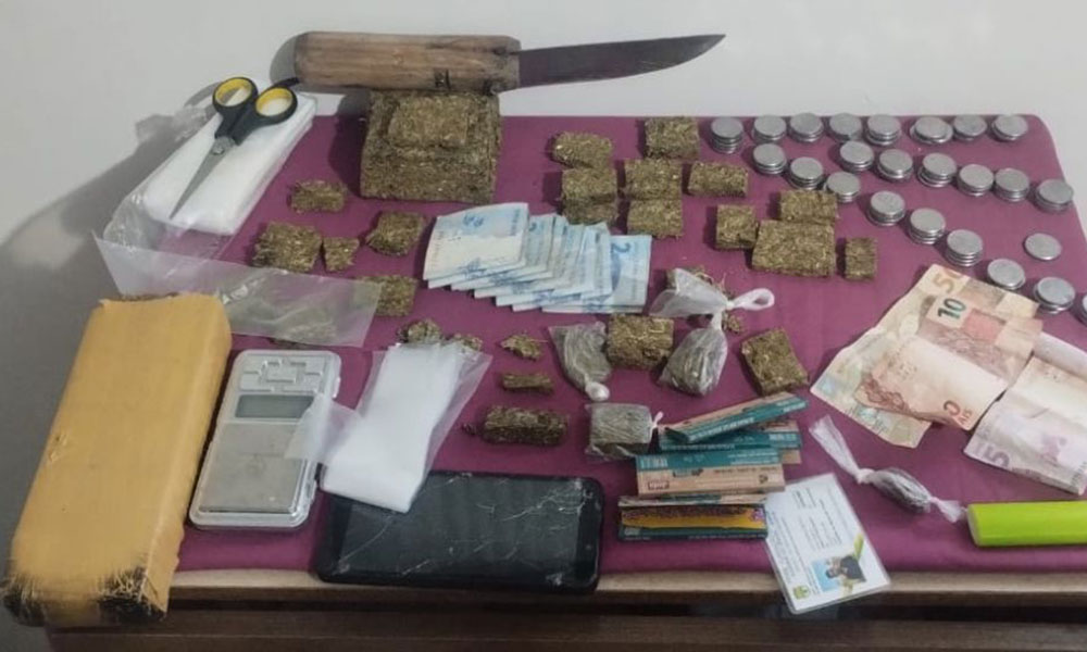 PM apreende quase 1 kg de maconha e materiais do tráfico durante ação no centro de Vitória da Conquista