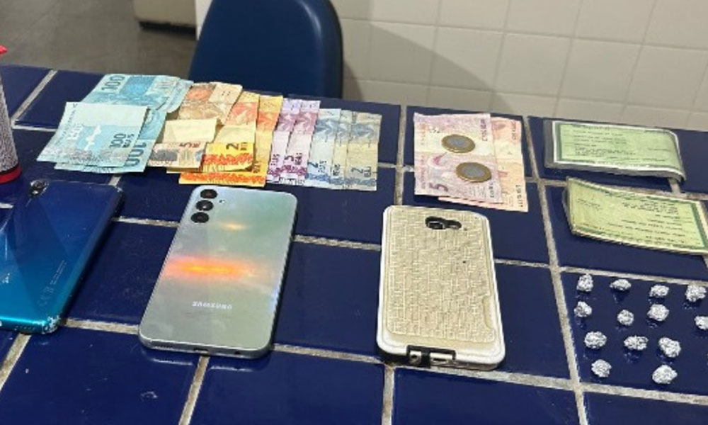 24º BPM flagra suspeita de tráfico de drogas na Praça João Romão, em Brumado