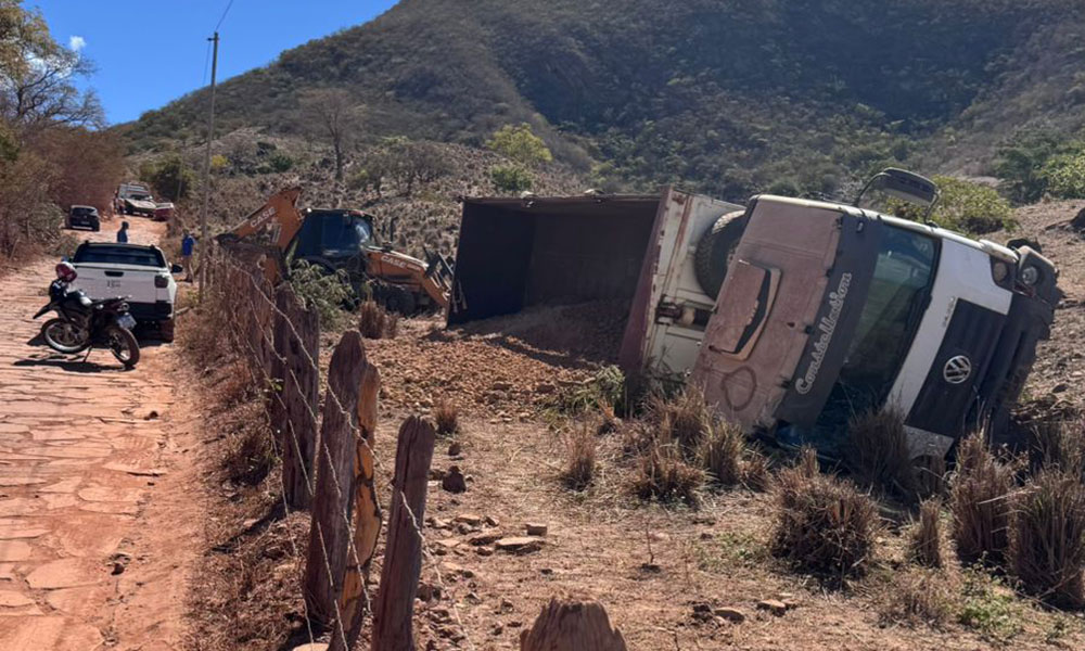 Capotamento é registrado após colisão entre carro e caminhão na zona rural de Macaúbas
