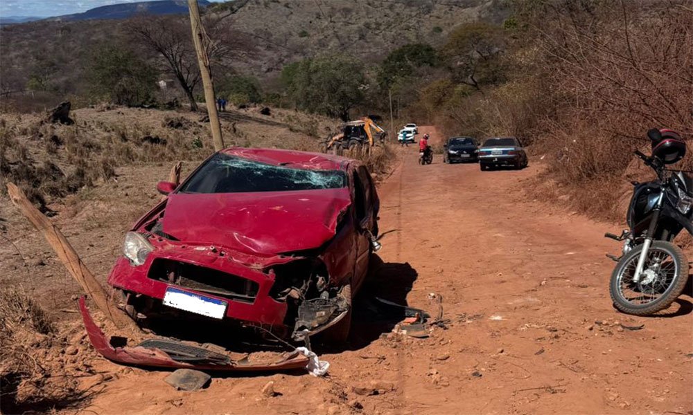 Capotamento é registrado após colisão entre carro e caminhão na zona rural de Macaúbas