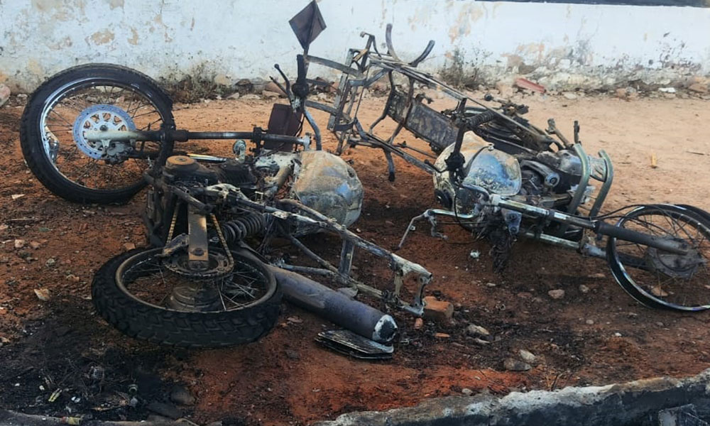 Duas motos pegam fogo após colisão e deixam condutores feridos em Macaúbas