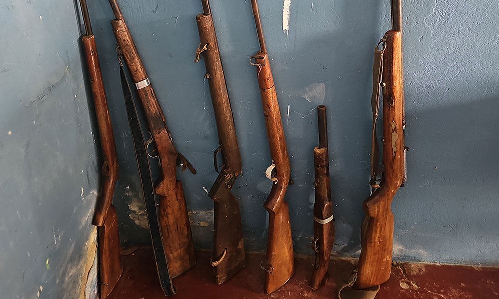 Polícia apreende seis espingardas artesanais escondidas em bananal na zona rural de Utinga