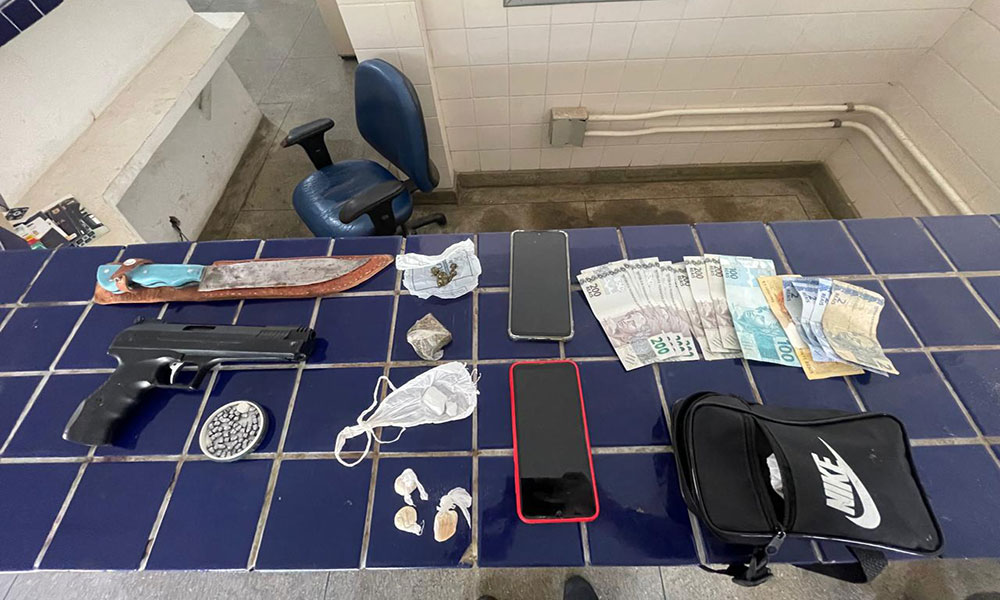 Homem é flagrado com drogas, arma de pressão e materiais suspeitos em Brumado