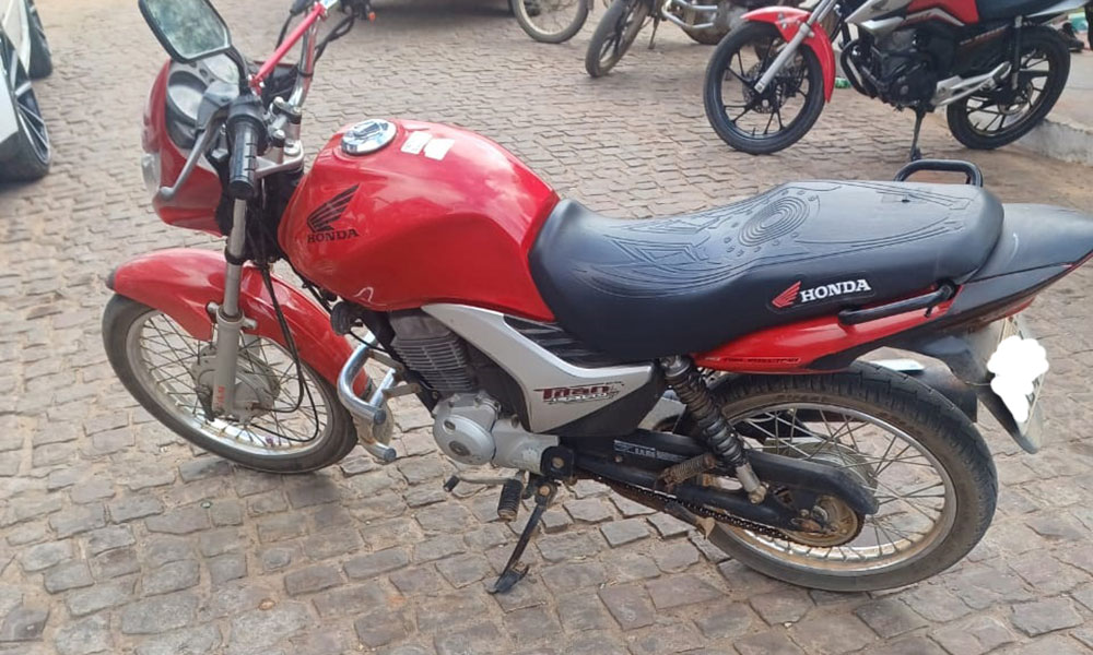 Motocicleta com restrição judicial é apreendida pela CIPRv na BA-026, em Tanhaçu