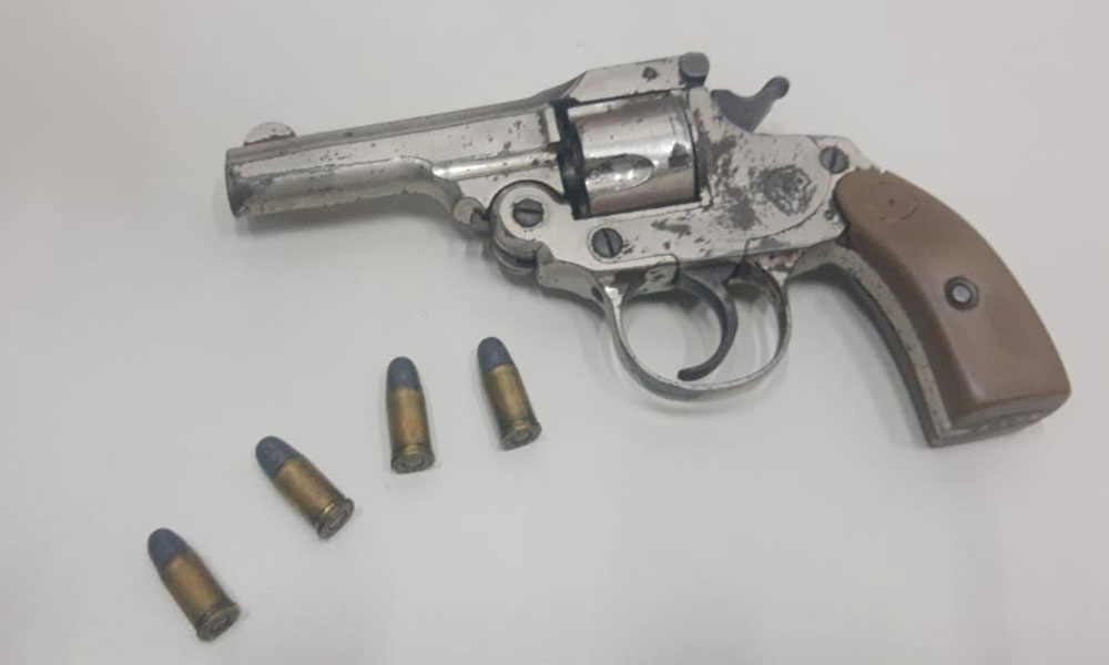 Homem é preso com arma de fogo durante cumprimento de mandado em Macaúbas