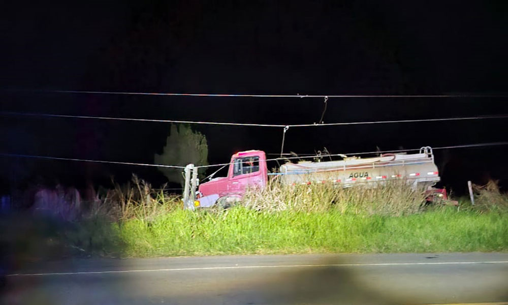 Caminhão-pipa sai da pista e derruba poste na BA-263, em Vitória da Conquista