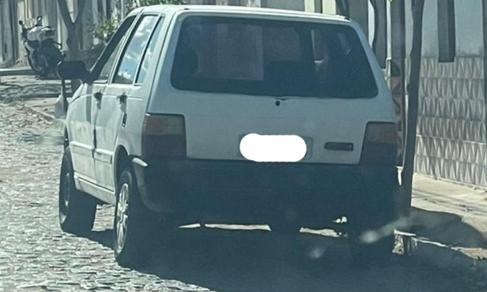 Polícia Militar recupera carro roubado durante rondas em Poções