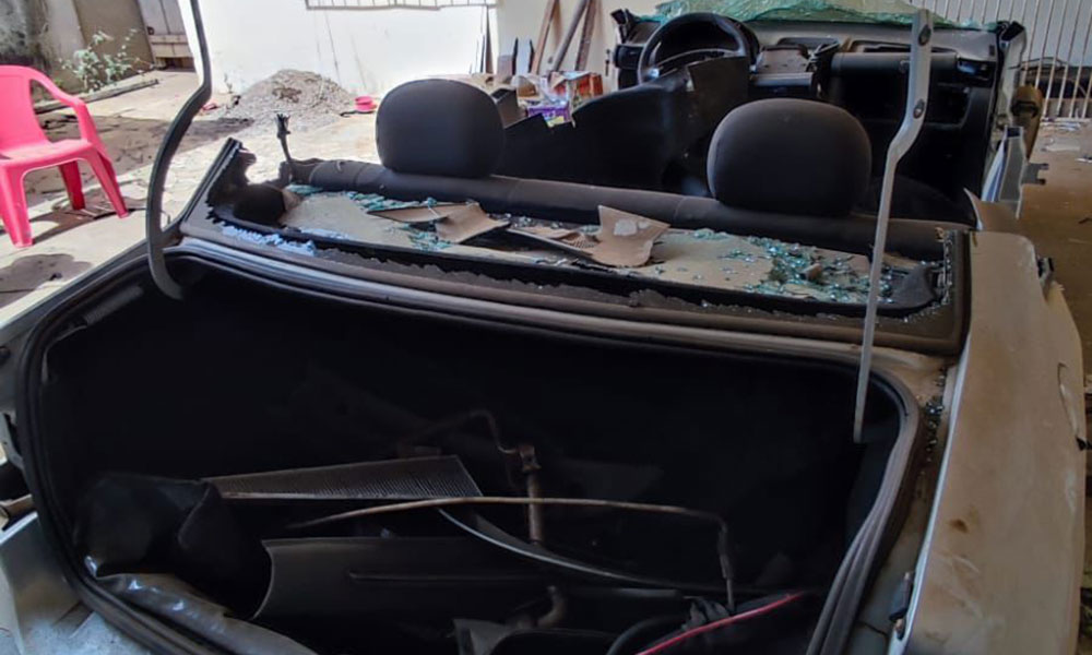 Carro roubado é recuperado pela Polícia Civil parcialmente desmanchado em Vitória da Conquista