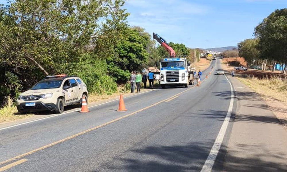 Veículo é retirado de barranco na BR-030 com apoio da Polícia Militar em Caetité