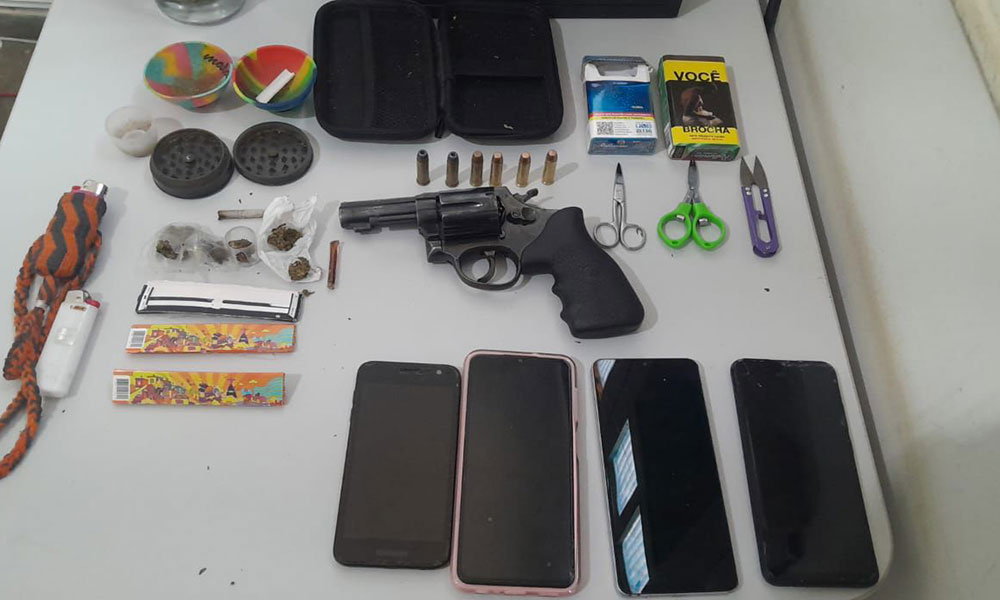 PM apreende arma e drogas em táxi na entrada de Rio de Contas