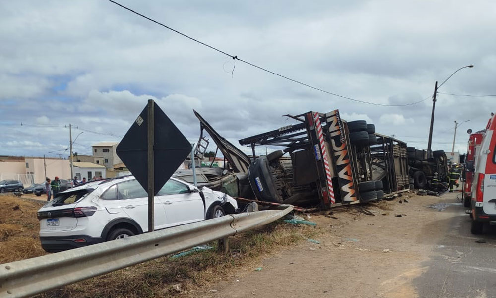 Motorista morre após caminhão tombar em Vitória da Conquista