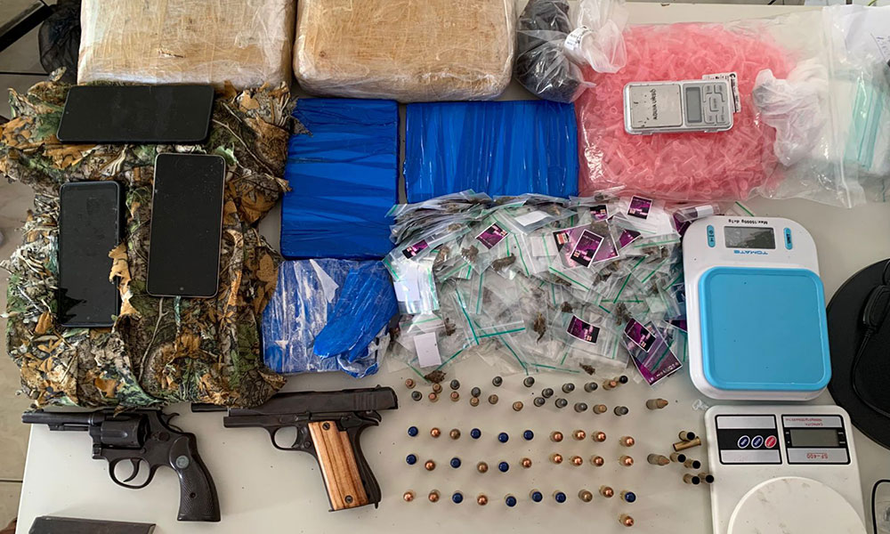 PM detém dois suspeitos de tráfico com armas e drogas em Macarani