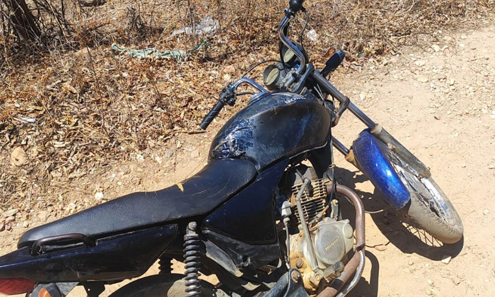 Homem foge de abordagem e abandona moto irregular em Macaúbas