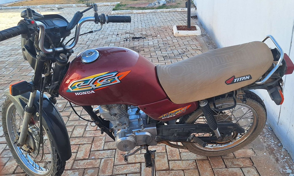 PM recupera motocicleta furtada e prende três suspeitos em Macaúbas e Ibipitanga