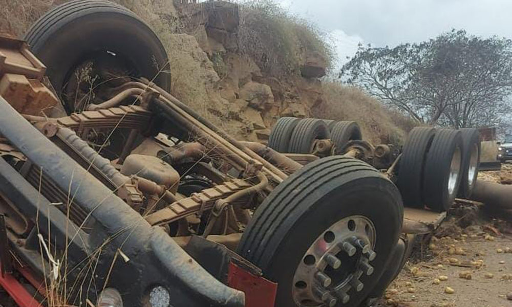 Motorista morre em capotamento de caminhão na BA-632, entre Vitória da Conquista e Encruzilhada