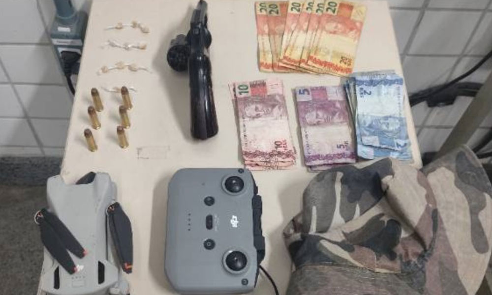 Homem é preso com arma, drogas e drone durante abordagem em Jequié