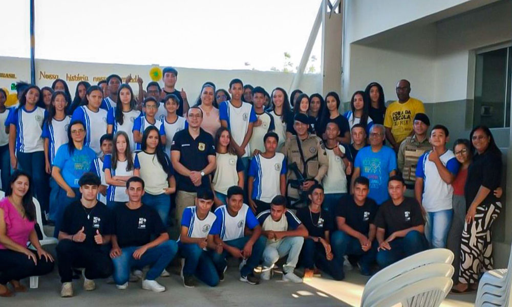Polícias Militar e Civil Promovem Palestras de Conscientização em Escolas de Tanhaçu