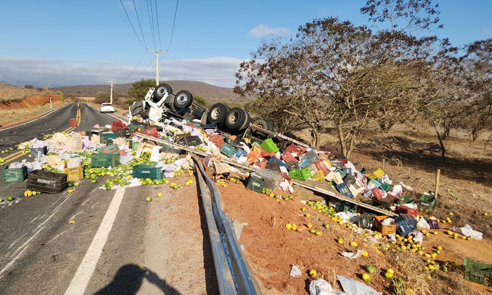 Motorista fica gravemente ferido após caminhão capotar na BA-026 entre Rio do Antônio e Caculé
