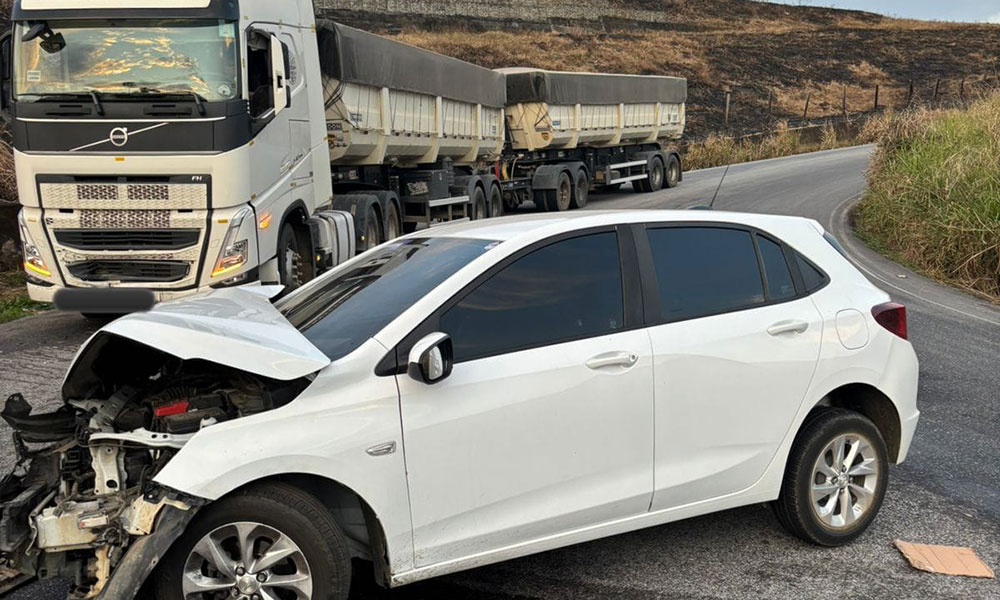 Colisão frontal entre carro e carreta deixa feridos na BA-263, em Vitória da Conquista