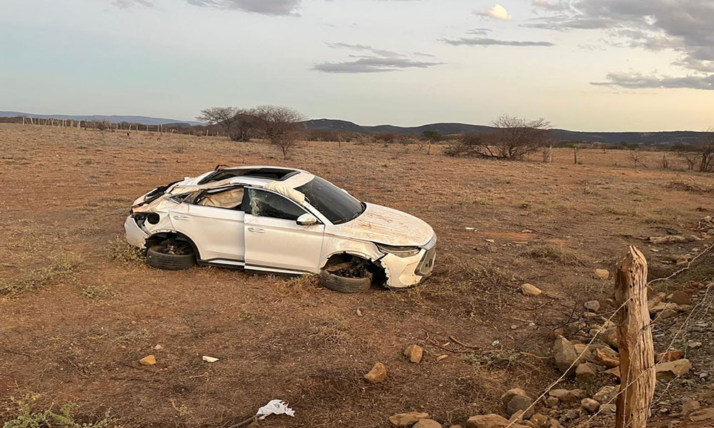 Duas pessoas ficam feridas após carro capotar na zona rural de Dom Basílio