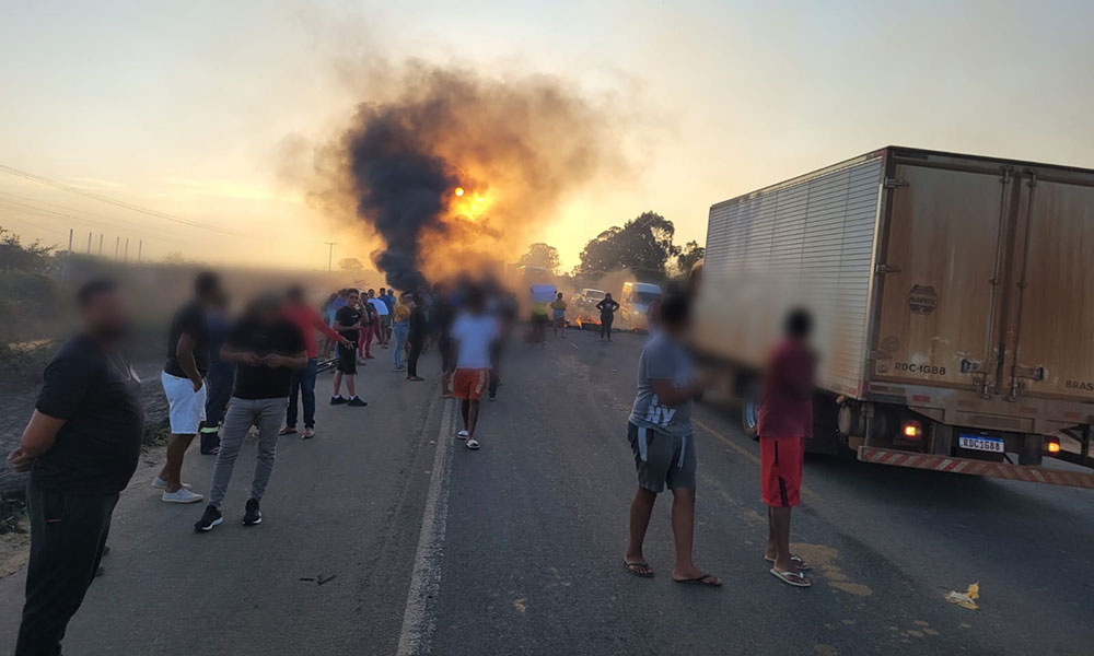 Manifestação bloqueia BA-262 em Vitória da Conquista