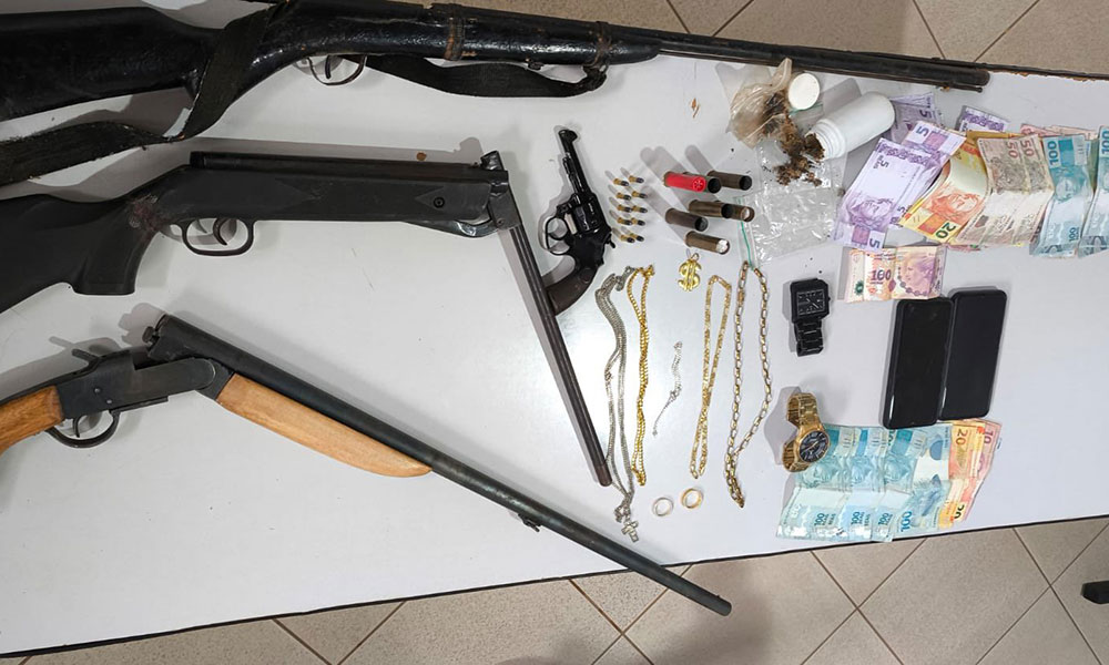 Polícia Militar apreende armas, drogas e dinheiro falso na zona rural de Tanque Novo