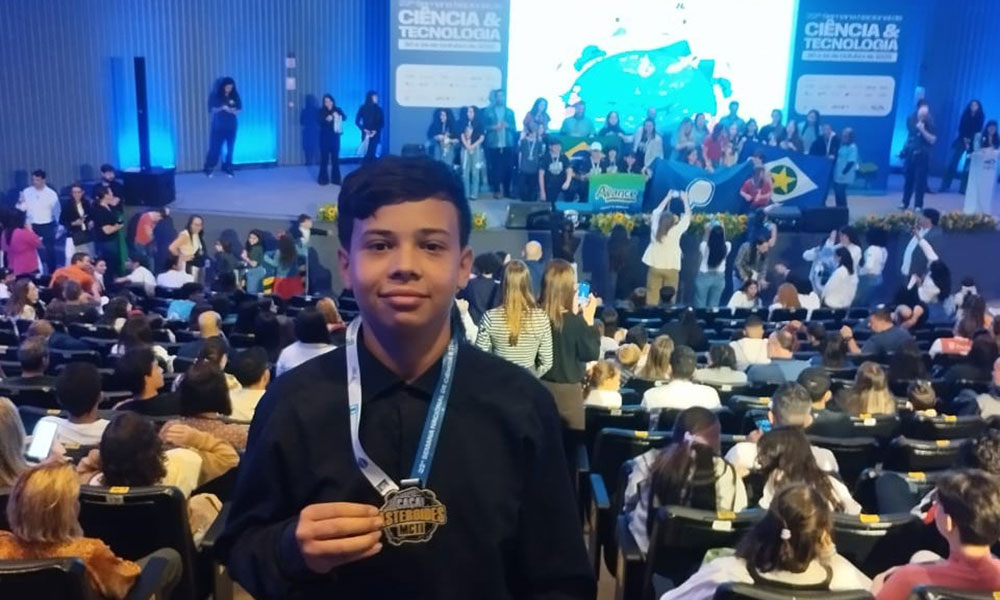 Estudante da rede estadual de Livramento de Nossa Senhora recebe medalha da NASA