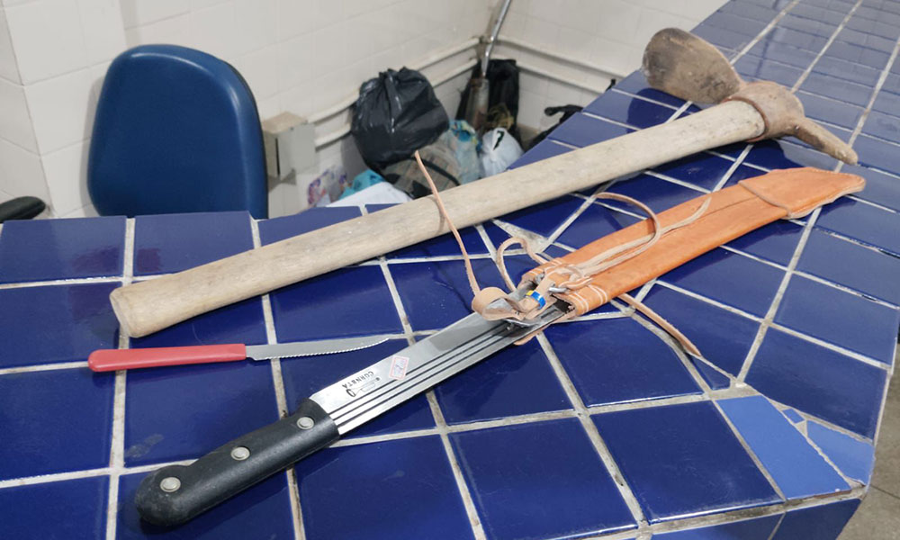 Homem é detido após ameaçar vizinhos e familiares com armas brancas em Brumado