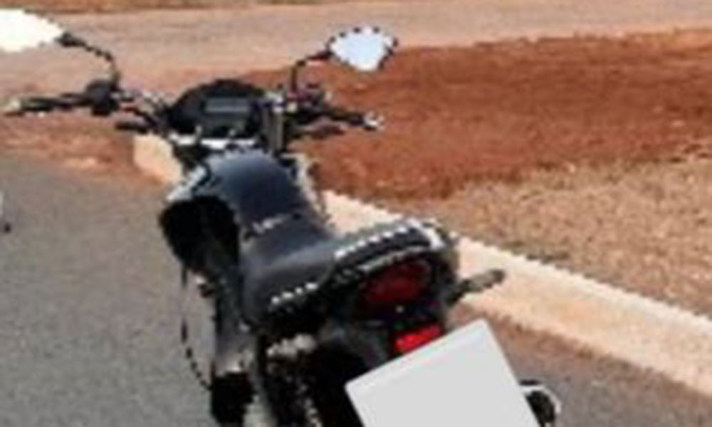 Adolescente é flagrado pilotando motocicleta irregular em alta velocidade em Candiba