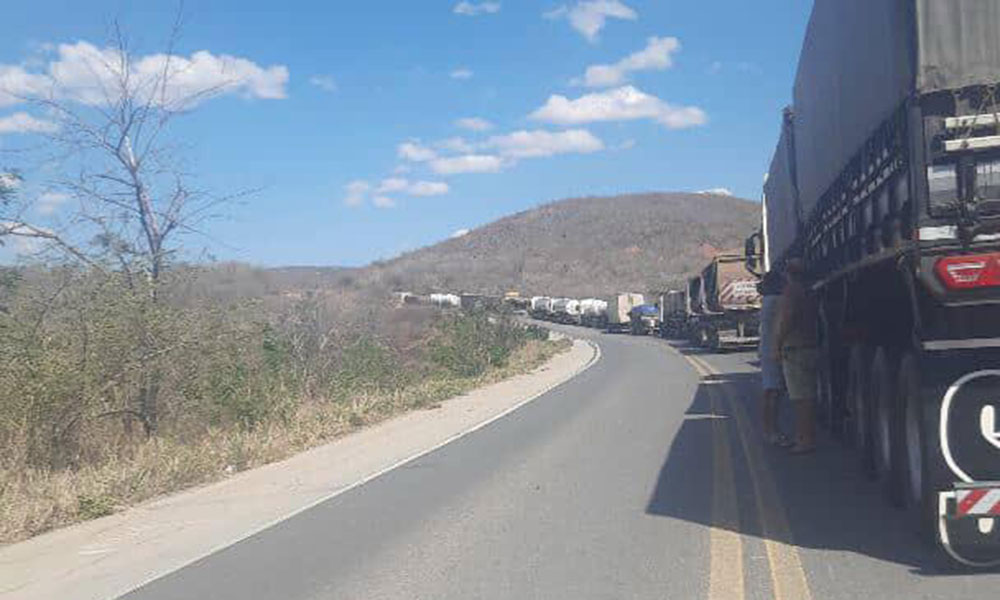 Acidente com carreta-tanque interdita totalmente a BR-242 em Ibitiara