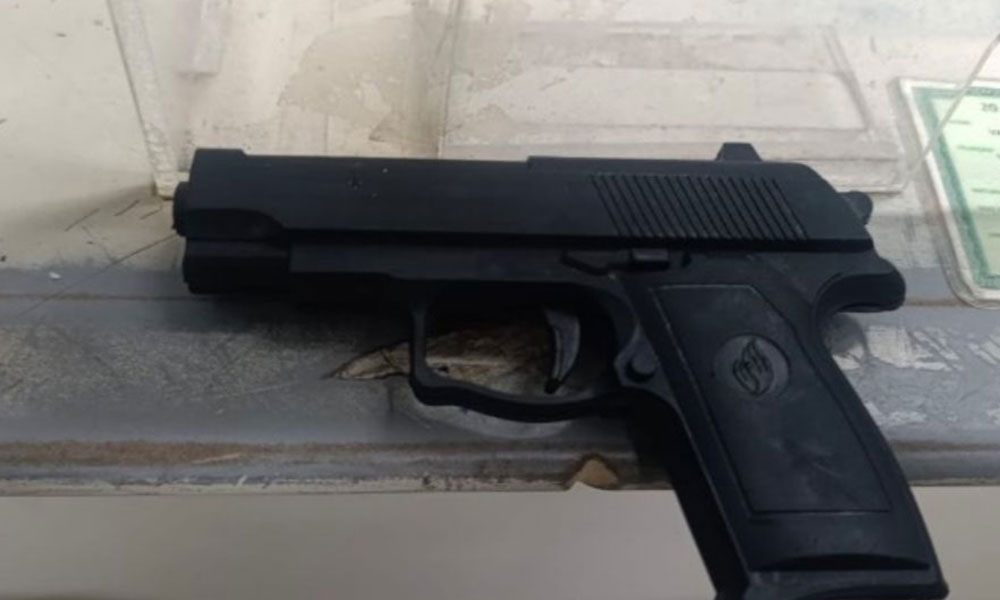 Homem é detido com simulacro de arma de fogo na Praça do Feijão, em Guanambi