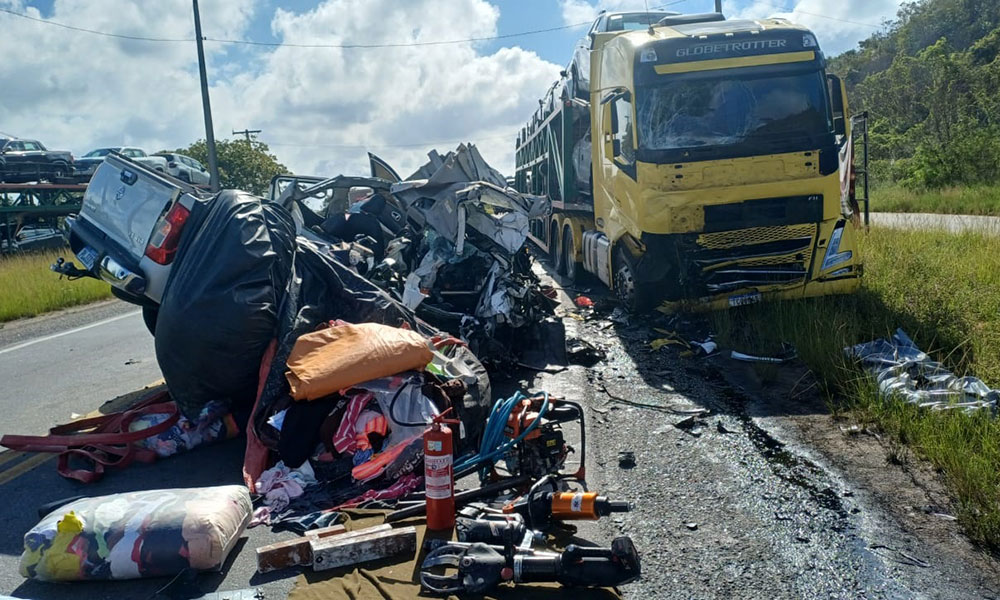 Colisão frontal deixa um morto e bloqueia totalmente a BR-101, em Alagoinhas