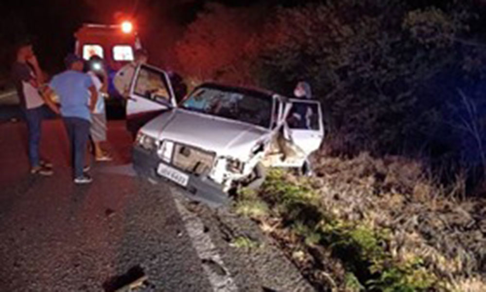 Colisão lateral entre carro e caminhão deixa feridos na BR-030, em Palmas de Monte Alto