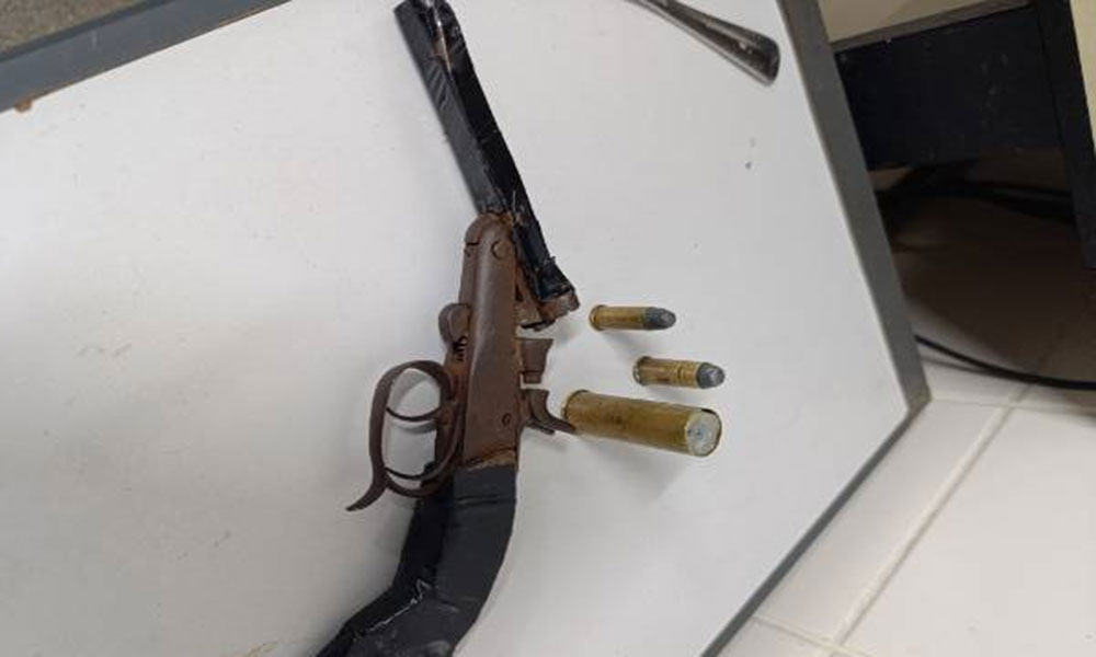 PM apreende arma e detém dupla após perseguição na BA-573, em Guanambi