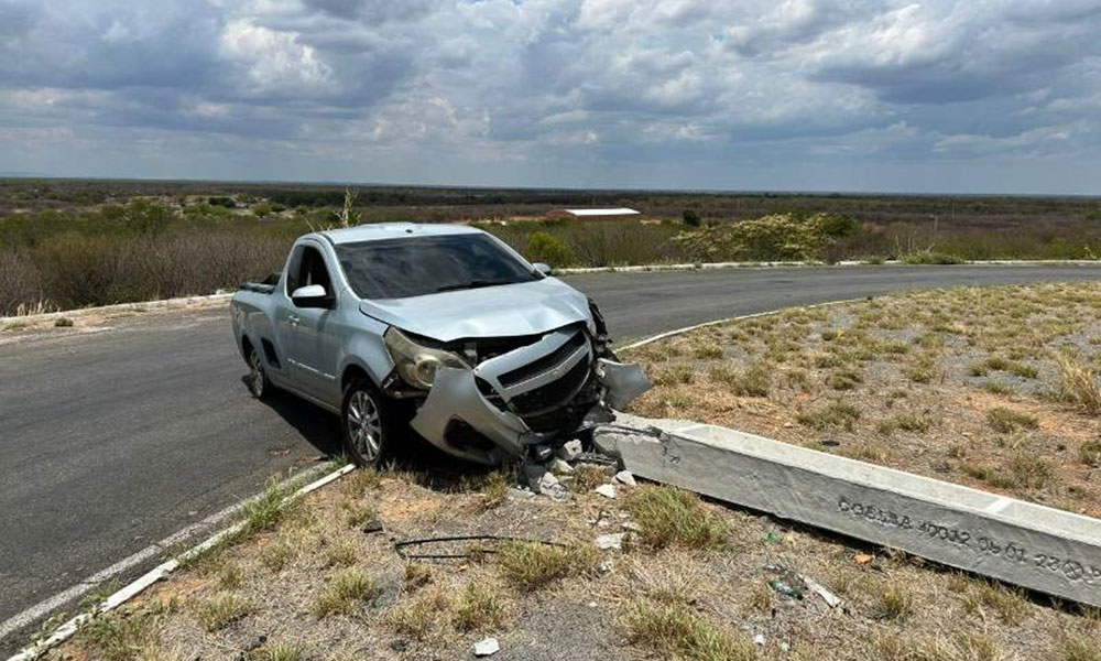 Motorista sai ileso após veículo colidir com poste na BA-263, em Palmas de Monte Alto