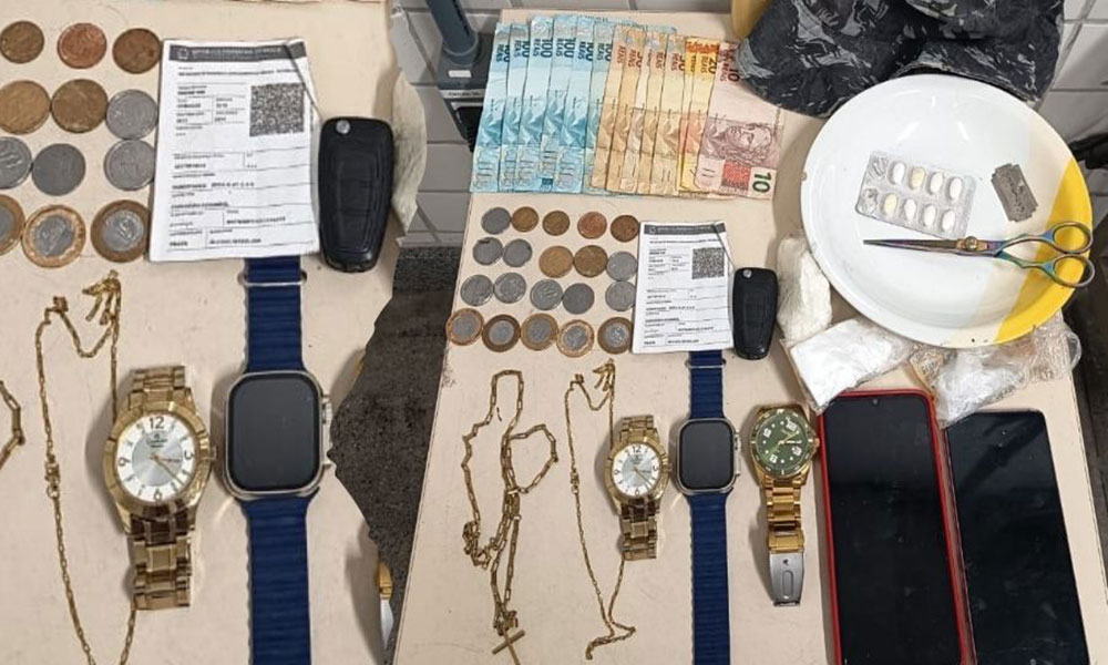 PM localiza suspeito e apreende drogas e objetos variados em Jequié