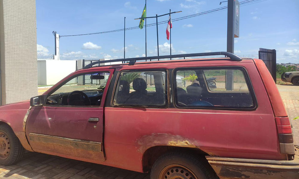PM recupera carro com restrição de furto no centro de Caculé