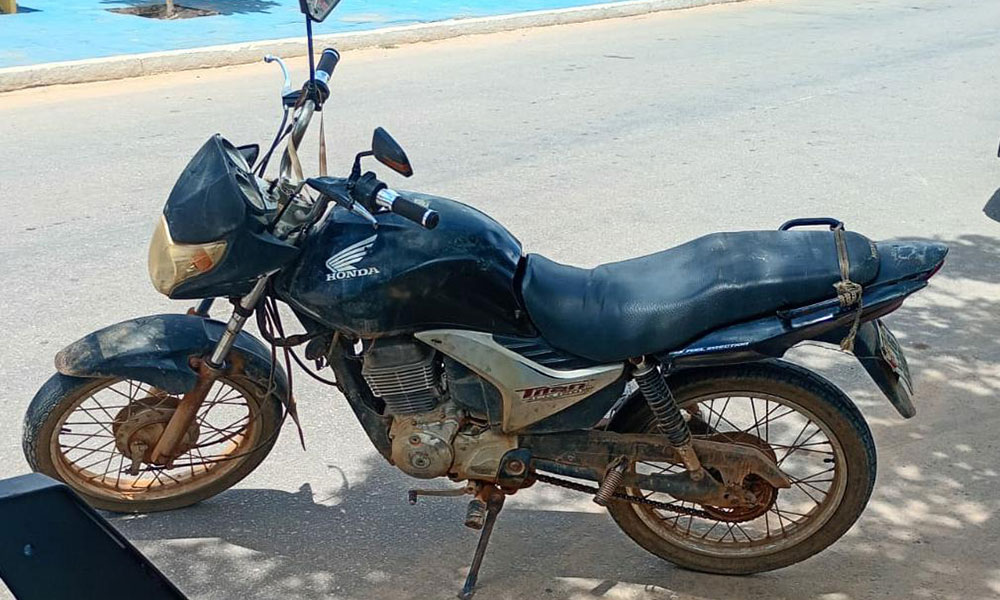 PM recupera motocicleta com restrição de furto e roubo durante operação em Ituaçu